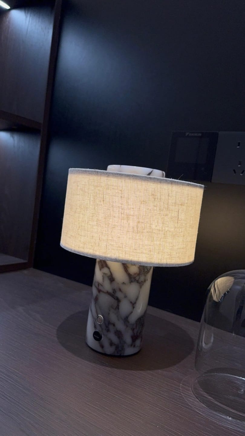 Customer photo review of Lampe de Chevet Sans Fil Tactile en Marbre ou Travertin, Rechargeable avec Variateur et Abat-Jour en Tissu - Isaure