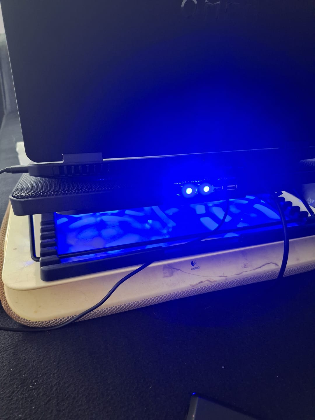 Customer photo review of Strex Laptop Cooler - 12" - 17 Inch - Verstelbaar - 5 Ventilators - Laptop Koeler - Cooling Pad