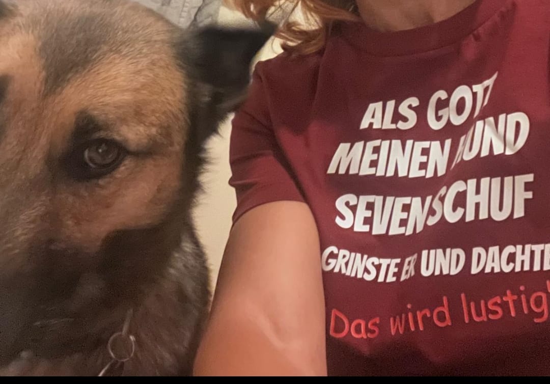 Customer photo review of Als Gott meinen Hund schuf - Personalisierbares Damen T-Shirt