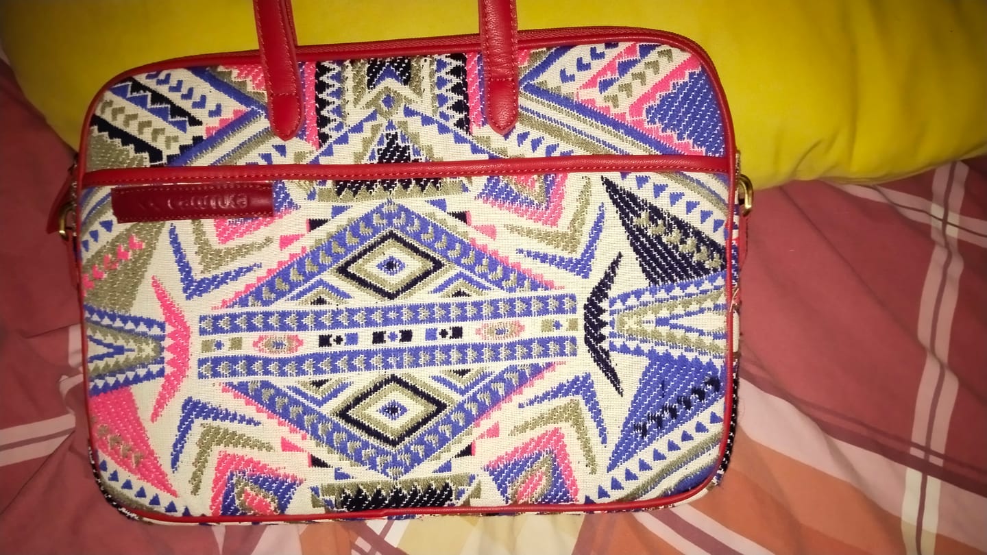 Customer photo review of Bolso Porta Portátil “Aztec Red Spirit" · Pieza Única Núm. 18916
