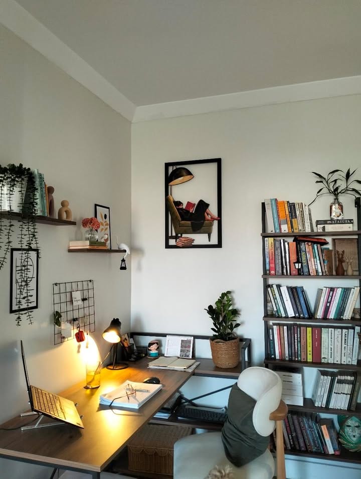 Customer photo review of Kitap Okuyan Kadın Metal Tablo