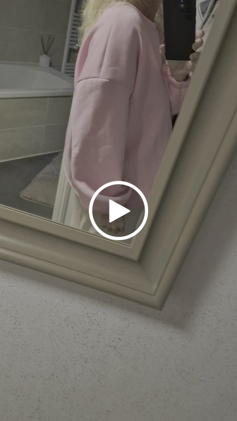 Customer video review of Sweater mit Rückenstickerei CREME DE LA CREME rosa