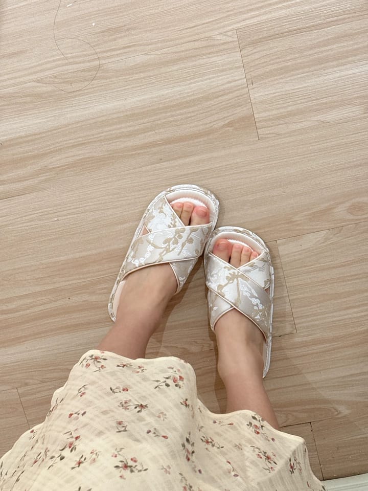 Customer photo review of Cloud Vine Jacquard Satin Women Indoor Slipper