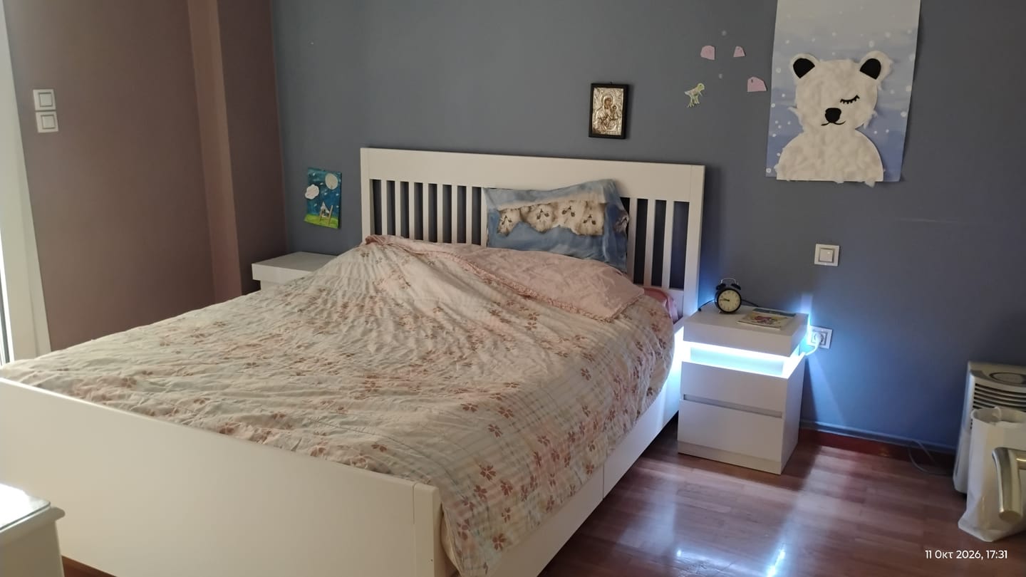 Customer photo review of Κομοδίνο με Σταθμό Φόρτισης Σετ 2 τεμαχίων Λευκό και Μαύρο Φωτισμός LED Βοηθητικό Τραπεζάκι Μοντέρνο με Συρτάρια, 2 Πρίζες AC και Θύρες USB LET-840WB01