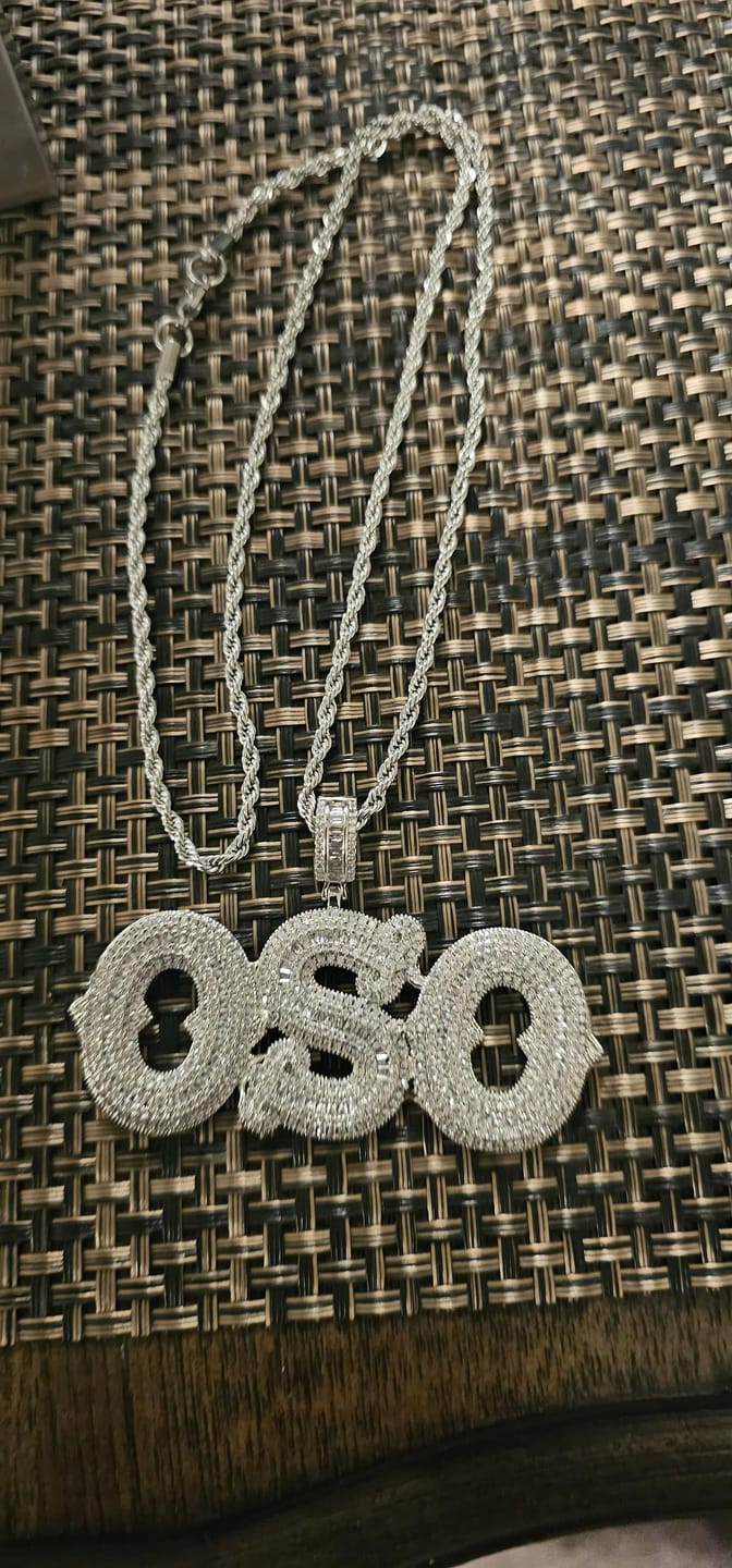 Customer photo review of PENDENTIF LETTRES GLACÉES BLOC ARGENT