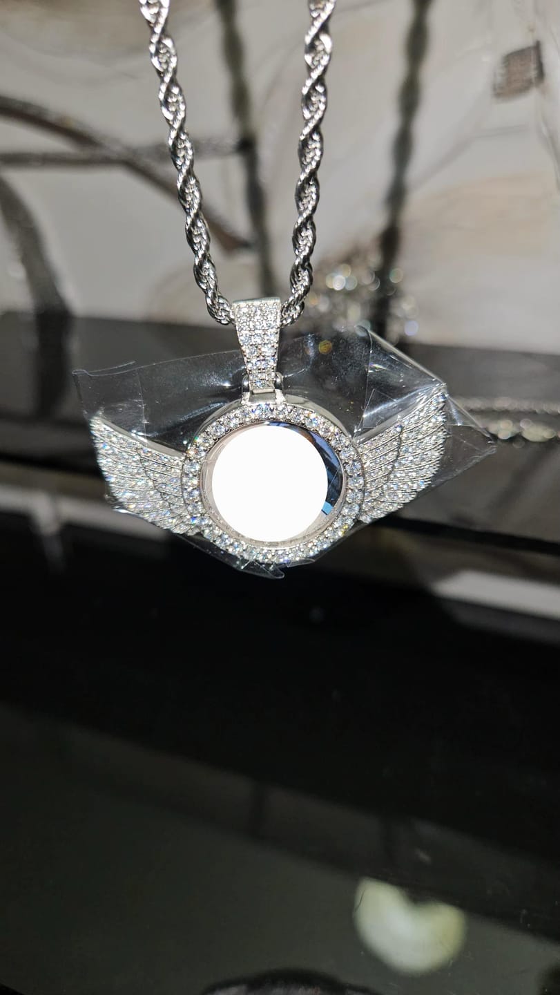 Customer photo review of PENDENTIF PHOTO AILES D'ANGE GLACÉ ARGENT
