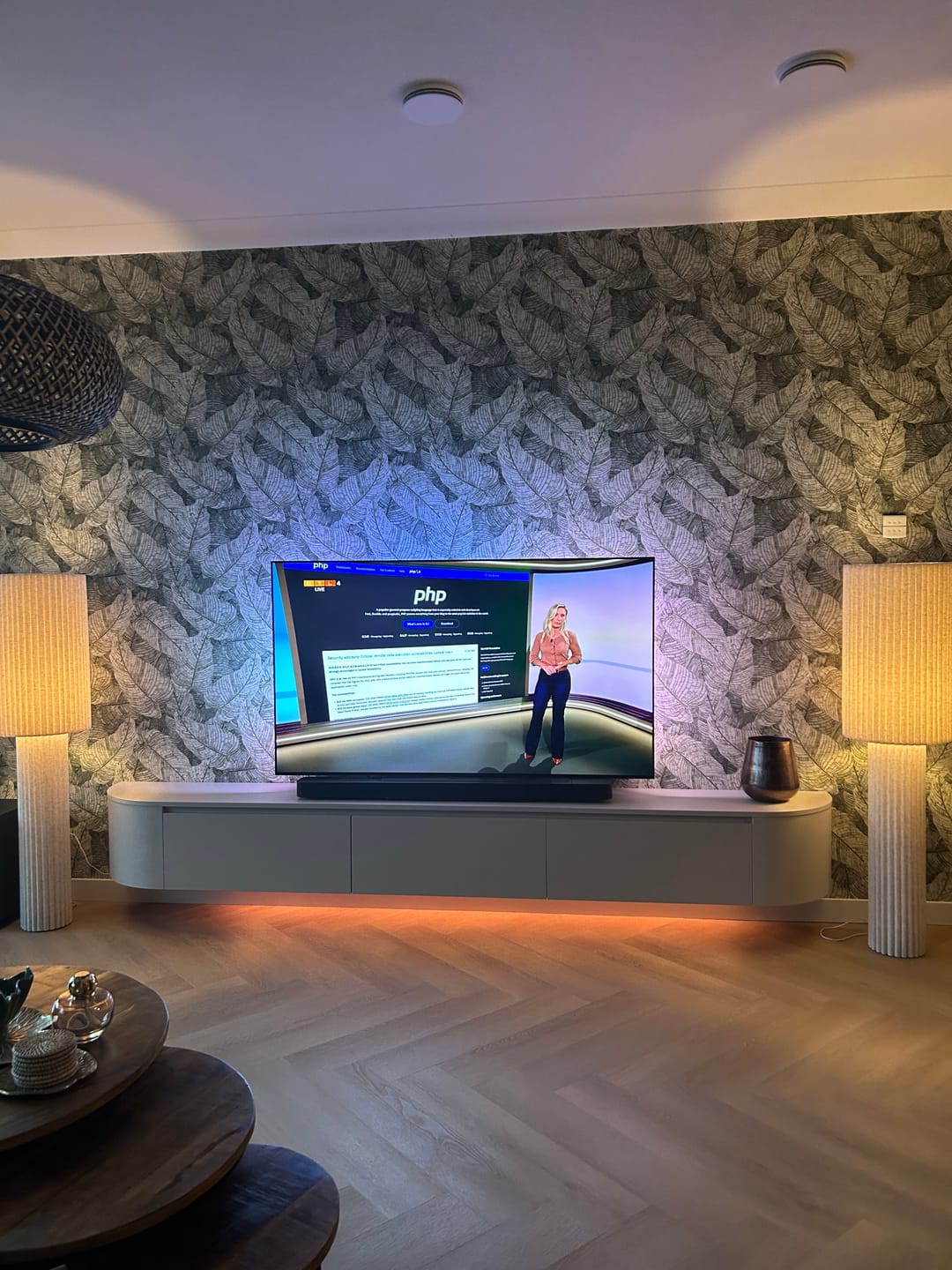 Customer photo review of Aura curved TV-Meubel zwevend beige 280 cm