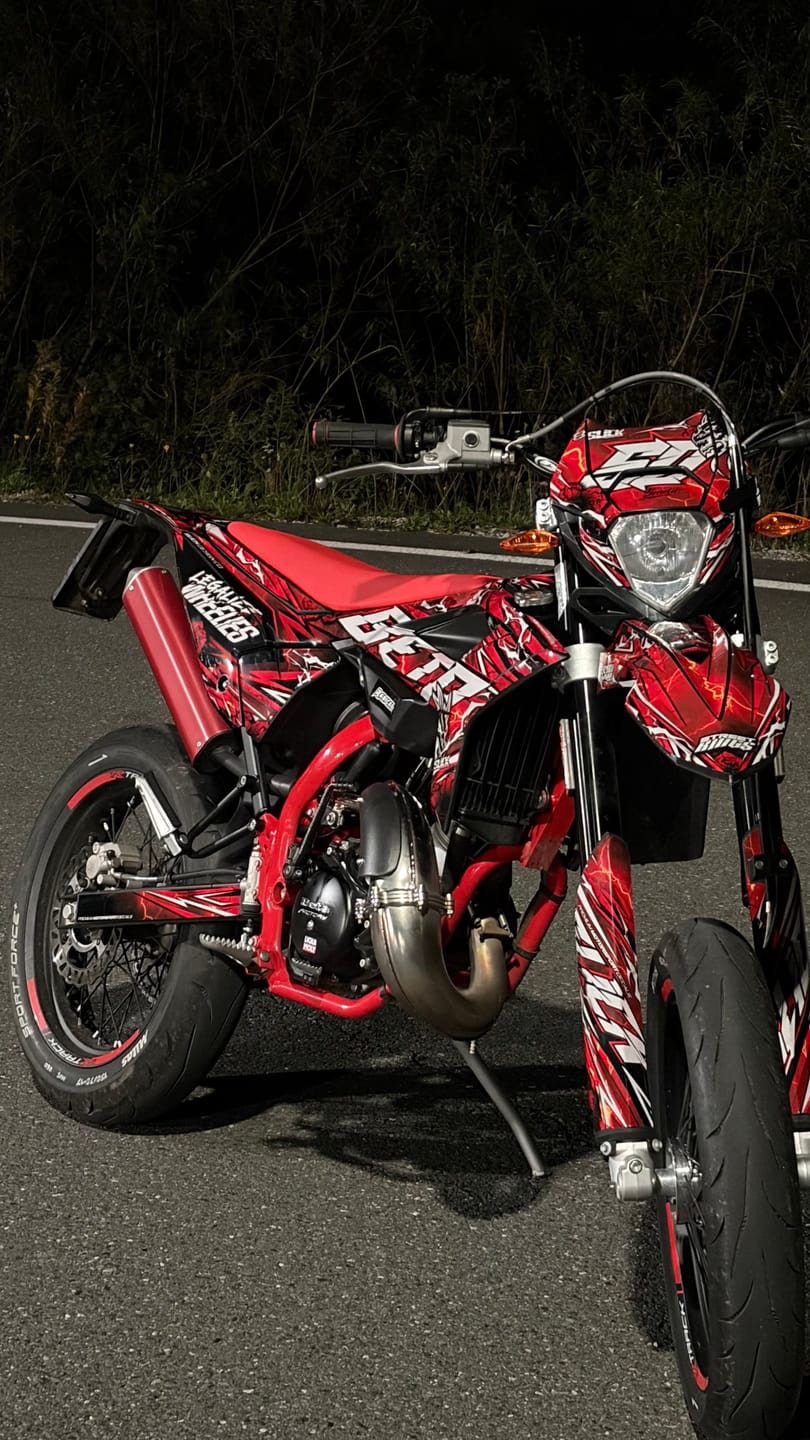 Customer photo review of NEW! LIGHTNING - GRAPHICS KIT