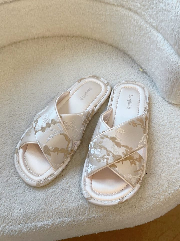 Customer photo review of Cloud Vine Jacquard Satin Women Indoor Slipper