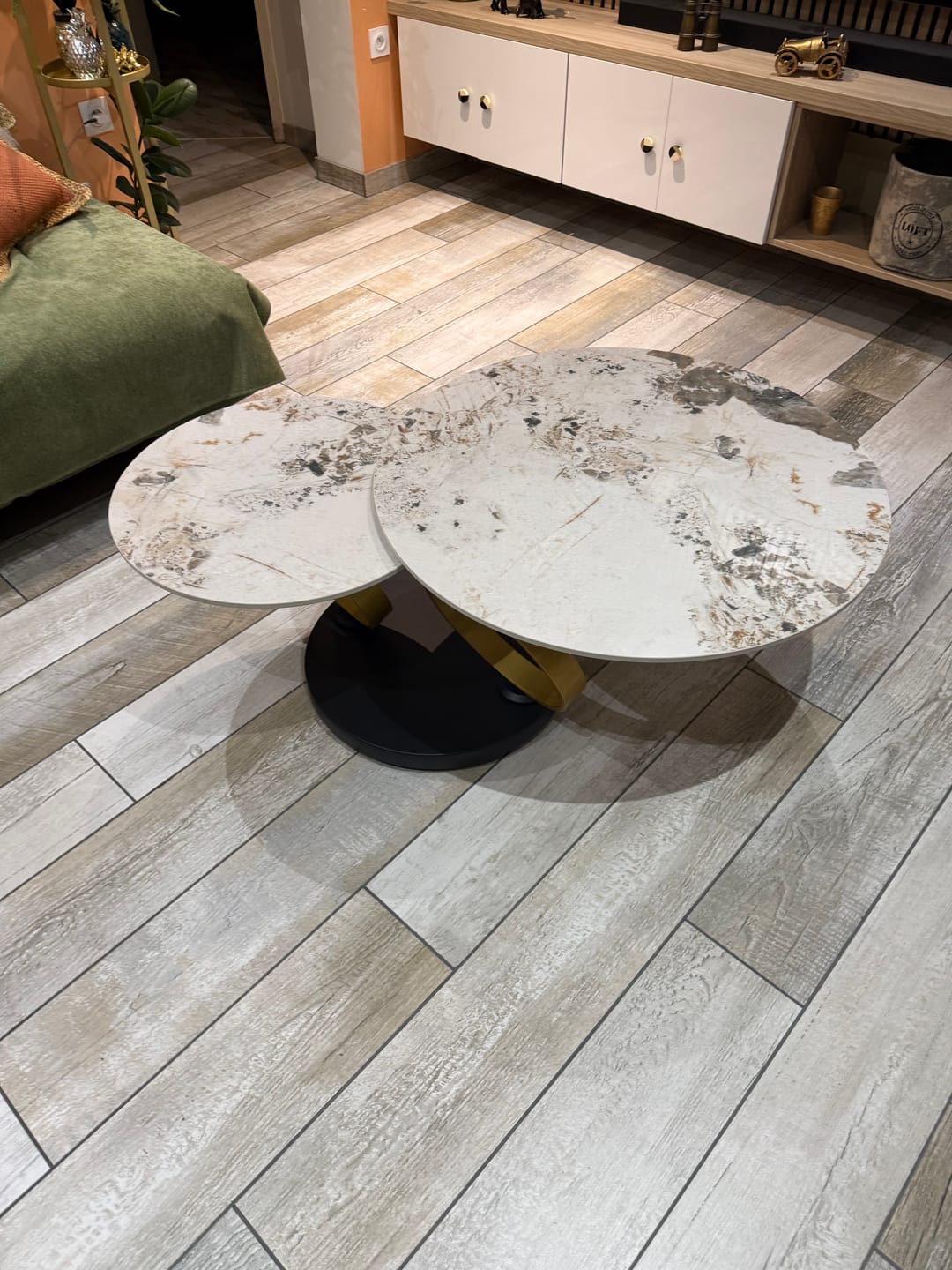 Customer photo review of Table basse design DANCING RINGS blanc marron ronde tournante Pandora céramique or