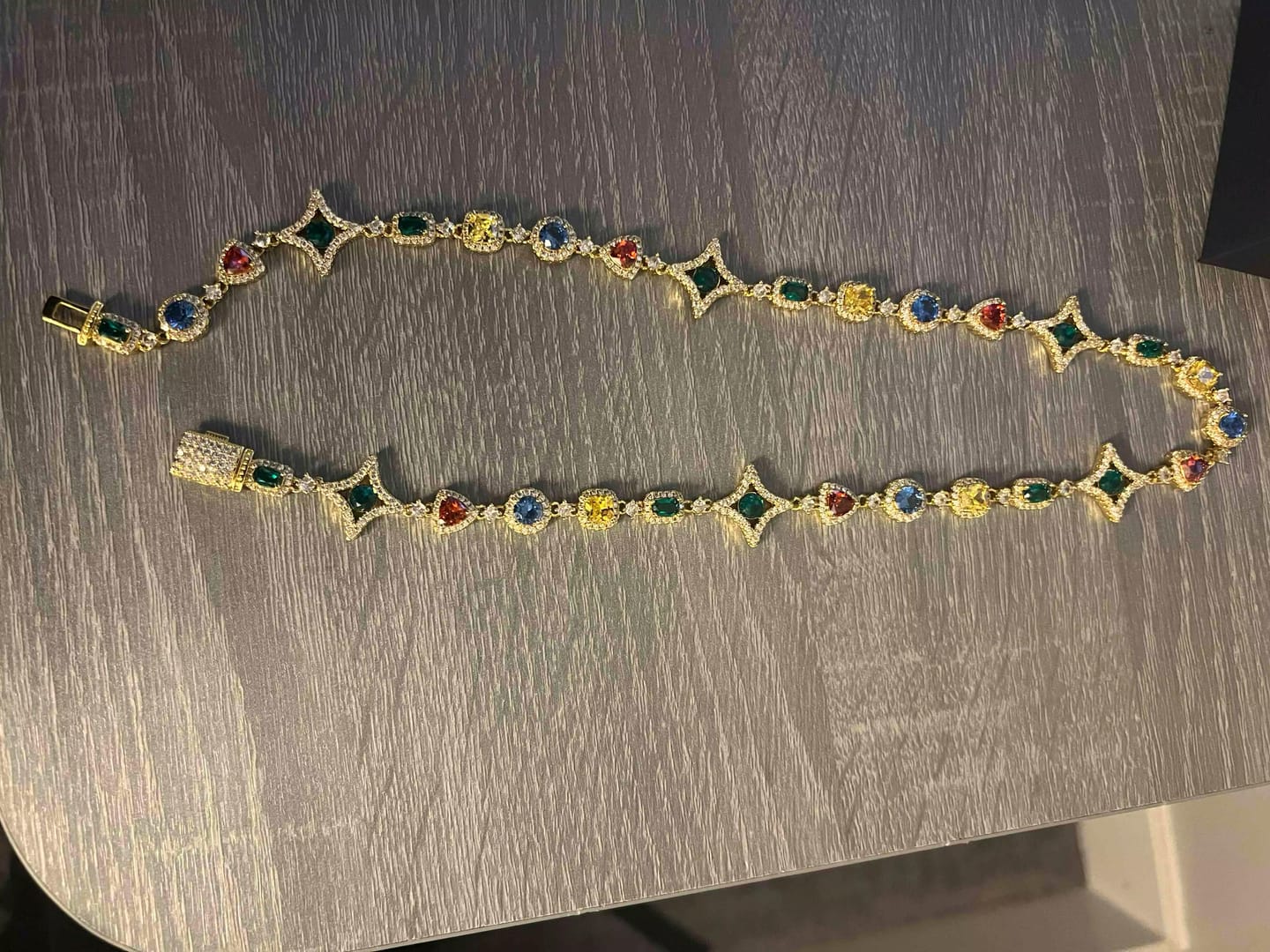 Customer photo review of PENDENTIF CROIX GLACÉE MULTICOLORE OR