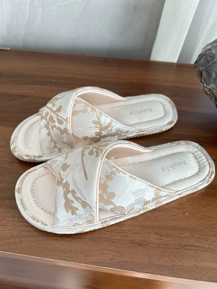 Customer photo review of Cloud Vine Jacquard Satin Women Indoor Slipper