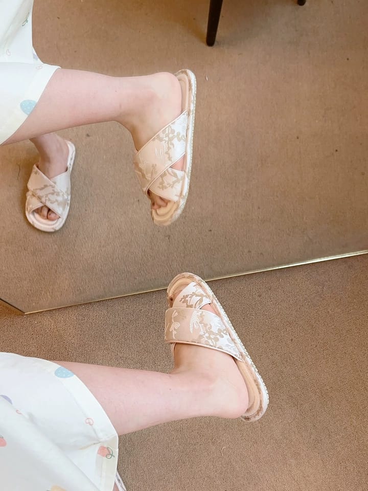 Customer photo review of Cloud Vine Jacquard Satin Women Indoor Slipper