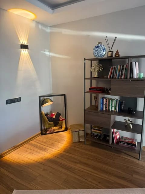 Customer photo review of Kitap Okuyan Kadın Metal Tablo
