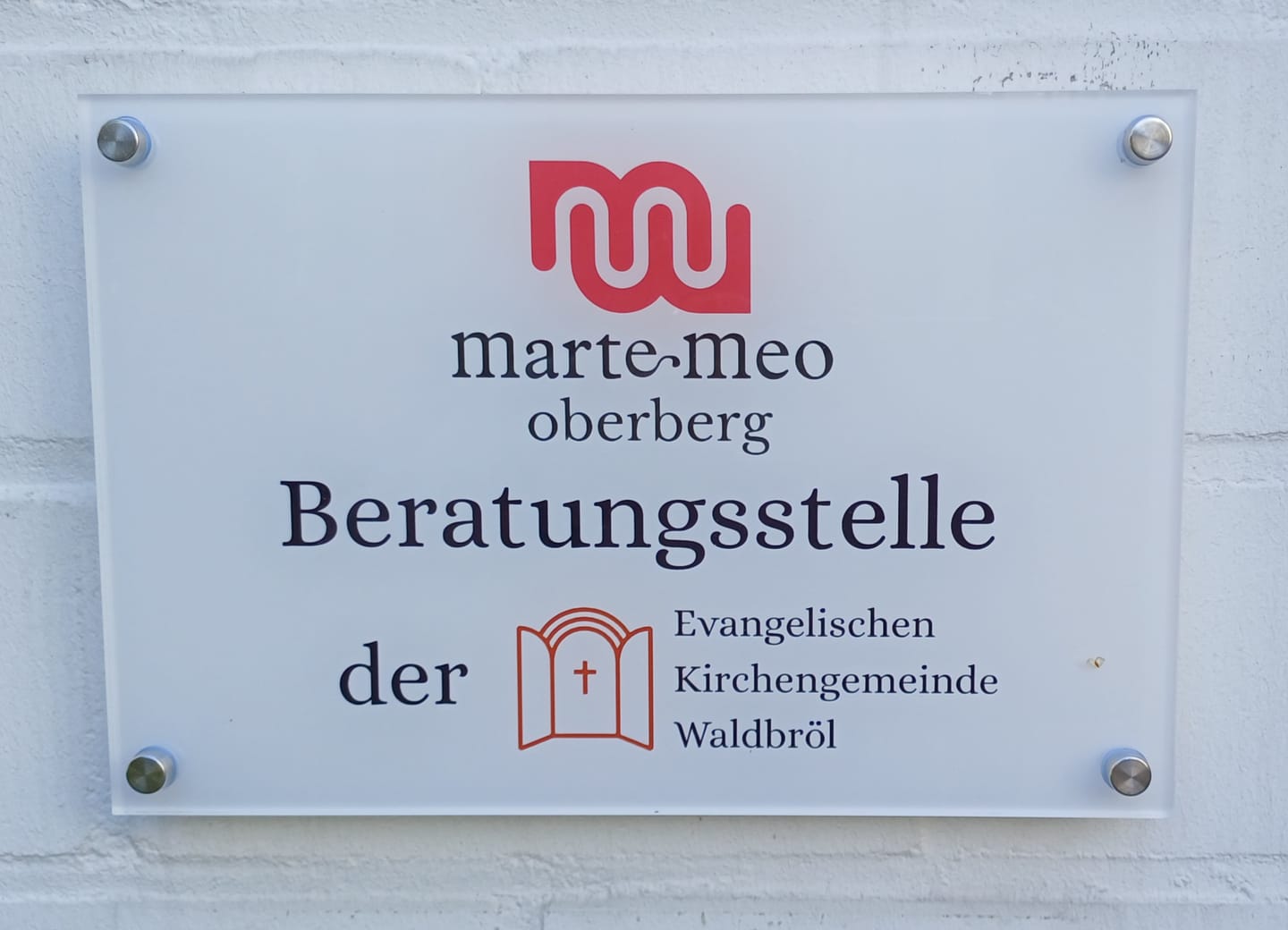 Customer photo review of Firmenschild aus Acrylglas – 5 mm stark, personalisiert, inkl. Edelstahlhalter