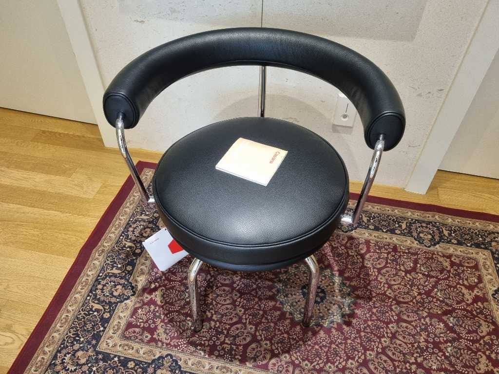 Customer photo review of LC7 - 4/5-레그 스위블 레더 암체어