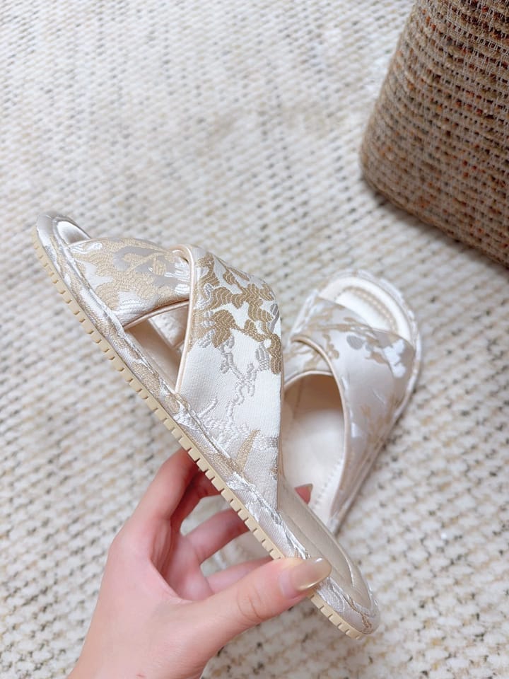 Customer photo review of Cloud Vine Jacquard Satin Women Indoor Slipper
