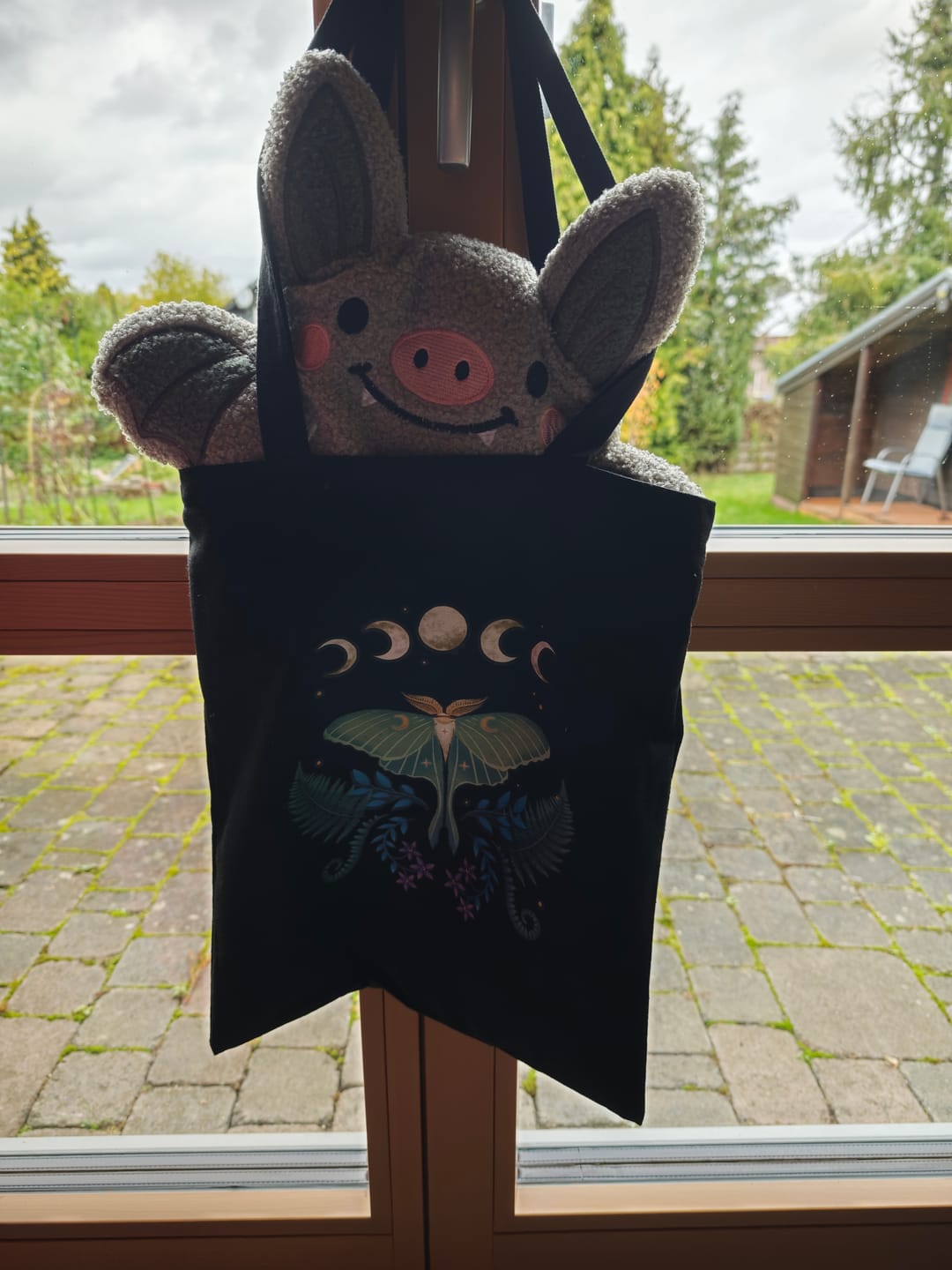 Customer photo review of Fledermaus Kissen Bouclé – Kuscheliges Dekokissen für spooky Stimmung