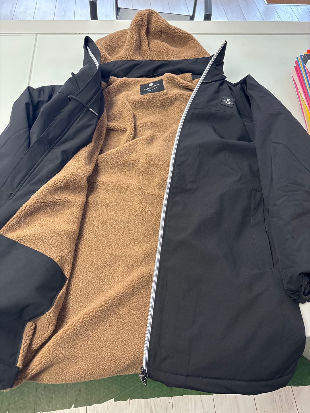 Opinión con foto de un cliente sobre la parka impermeable y repelente al agua con forro polar y capucha negra Stormer SBPLAY