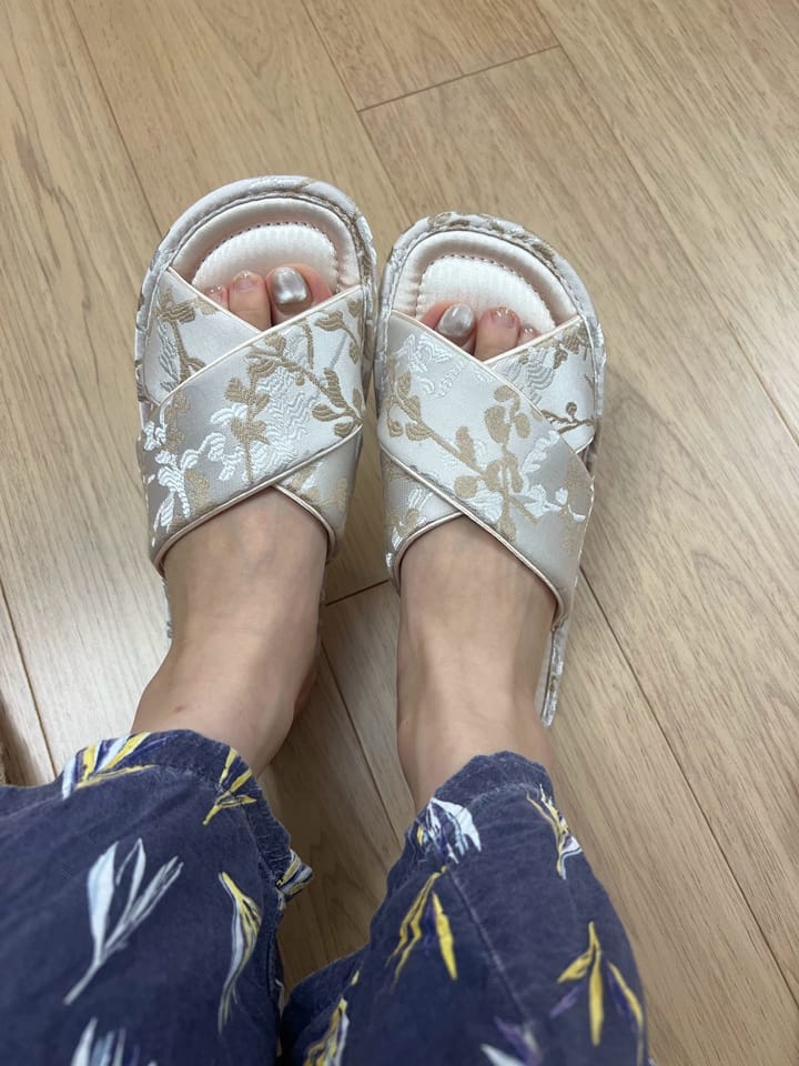 Customer photo review of Cloud Vine Jacquard Satin Women Indoor Slipper