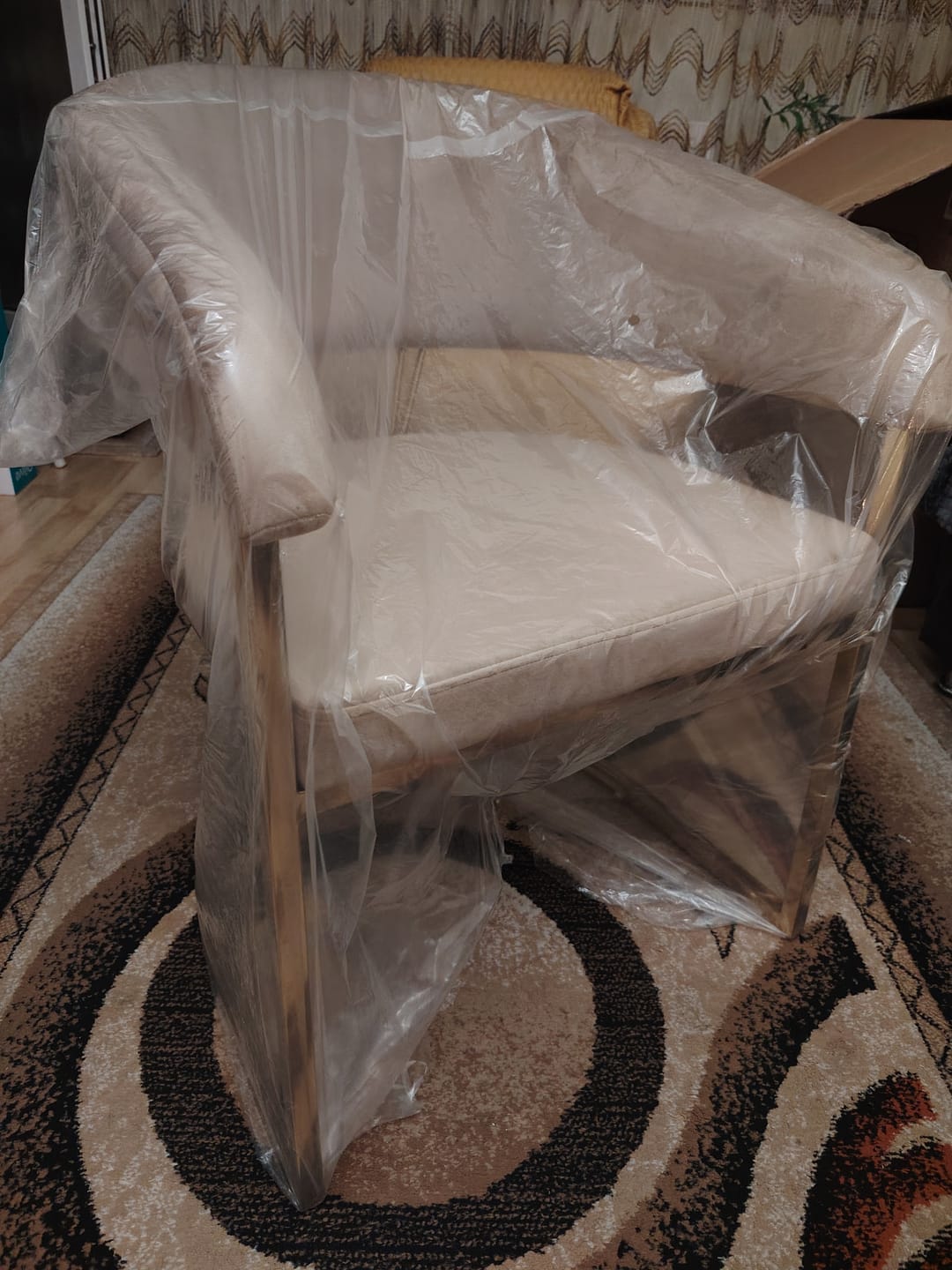 Customer photo review of Scaun bej tapitat CROWN, stofa catifelata/metal, 57x64x77 cm