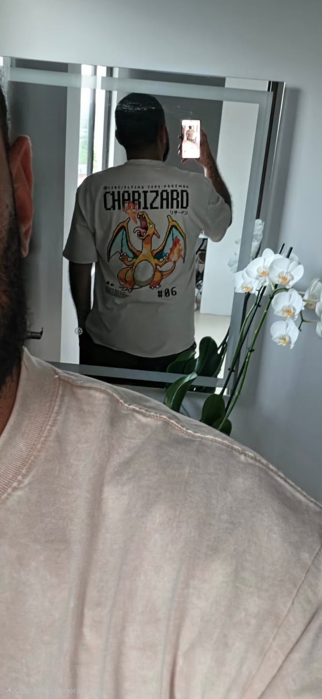 Customer photo review of Camisa Charizard Pixel - Pokemon