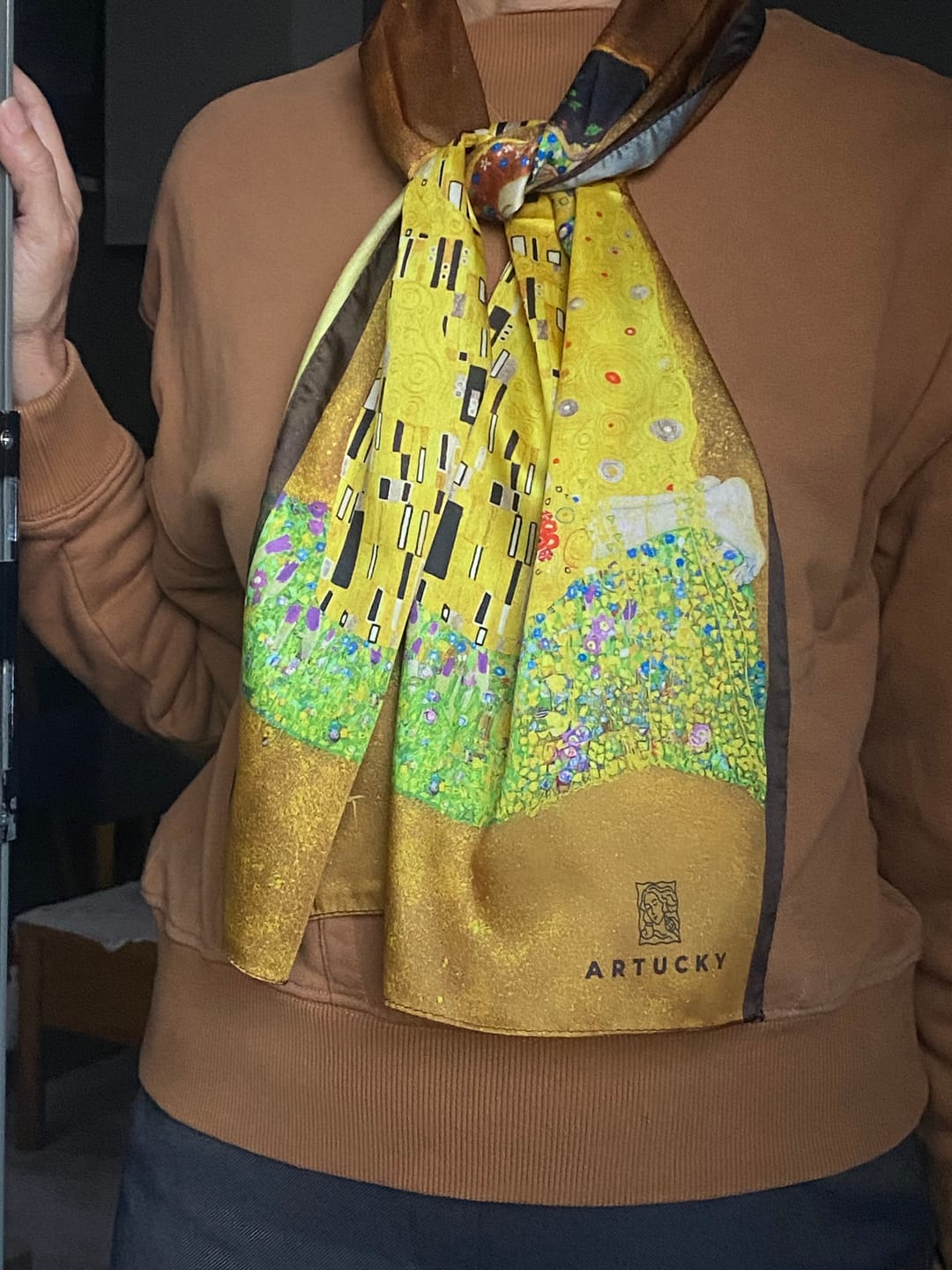 Customer photo review of Gustav Klimt The Kiss Uzun Fular