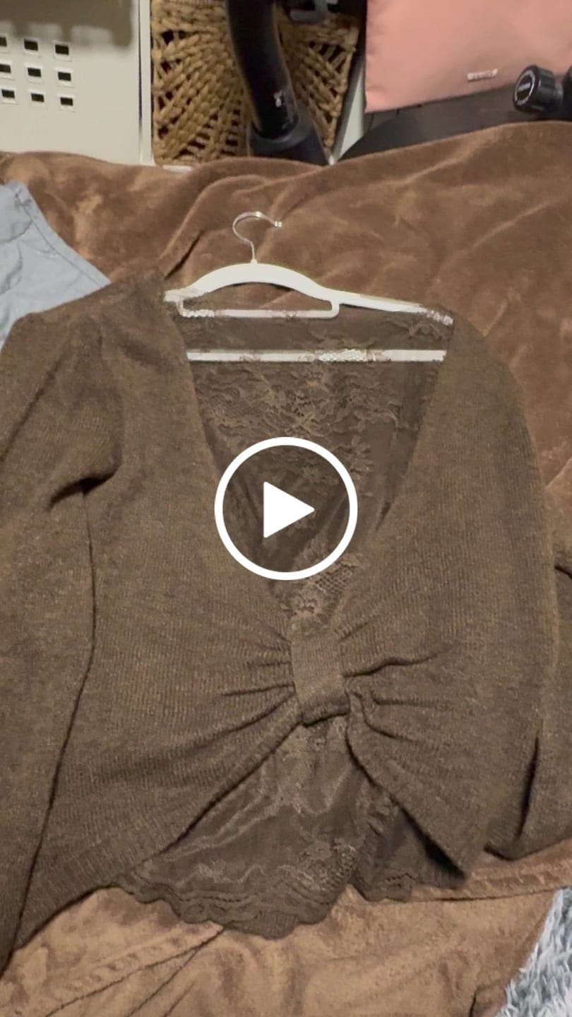 Customer video review of Romantischer Pullover mit Spitzen Rückenausschnitt chocolate