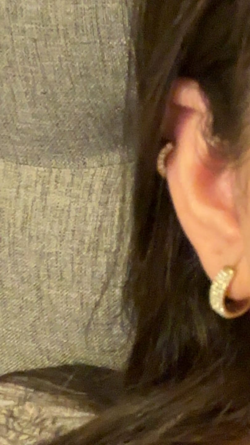 Customer photo review of Glorious Pave Huggie Ohrringe 14K Vergoldet