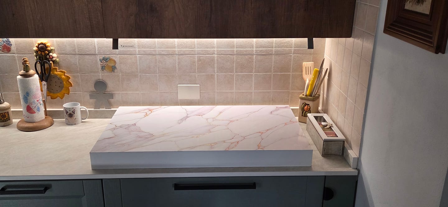 Customer photo review of Coprifornello in Legno 90x54x7,5 cm Effetto Marmo – Copripiano Cottura Ultraresistente Impermeabile Antigraffio Piano d’Appoggio Cucina Oro o Silver