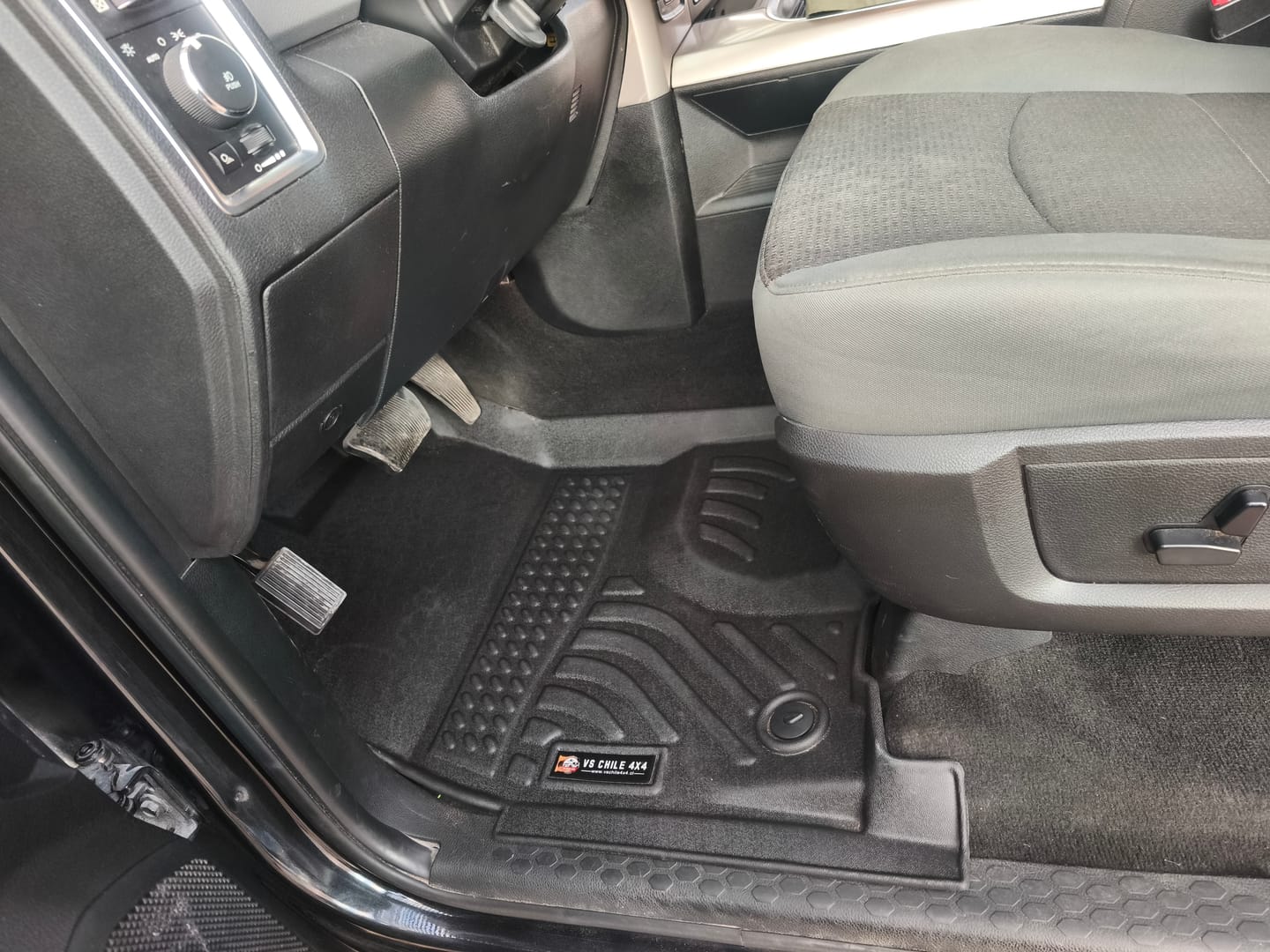Customer photo review of Pisos Calce Perfecto DODGE RAM 1500 (CREW CAB) años 2013 al 2018