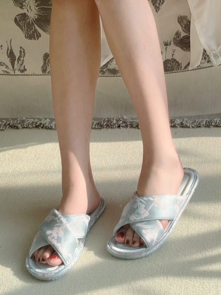 Customer photo review of Cloud Vine Jacquard Satin Women Indoor Slipper