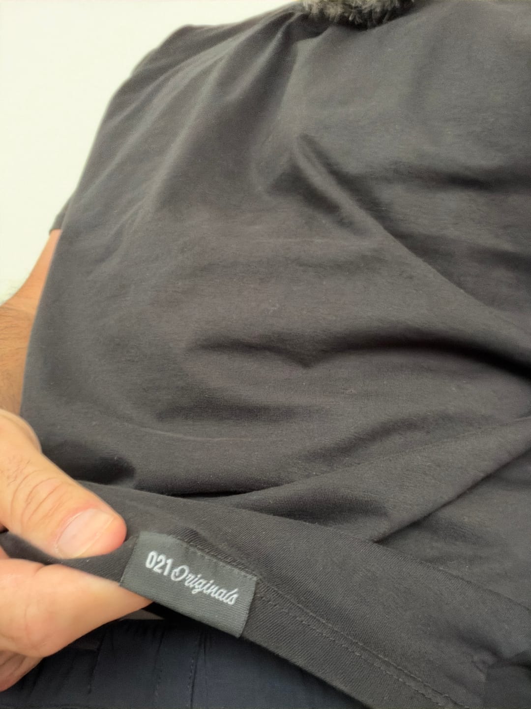 Customer photo review of 021 ESSENTIAL DROP-CUT T-SHIRT