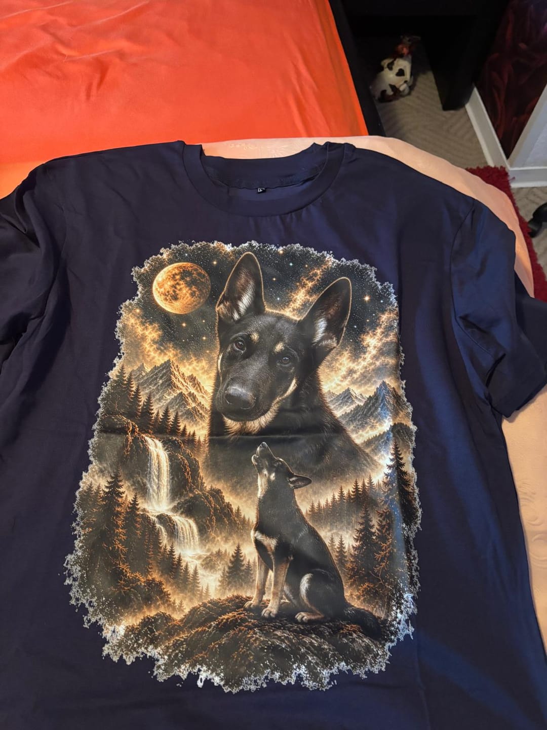 Customer photo review of Howling to the Moon – Premium T-Shirt mit deinem Hund