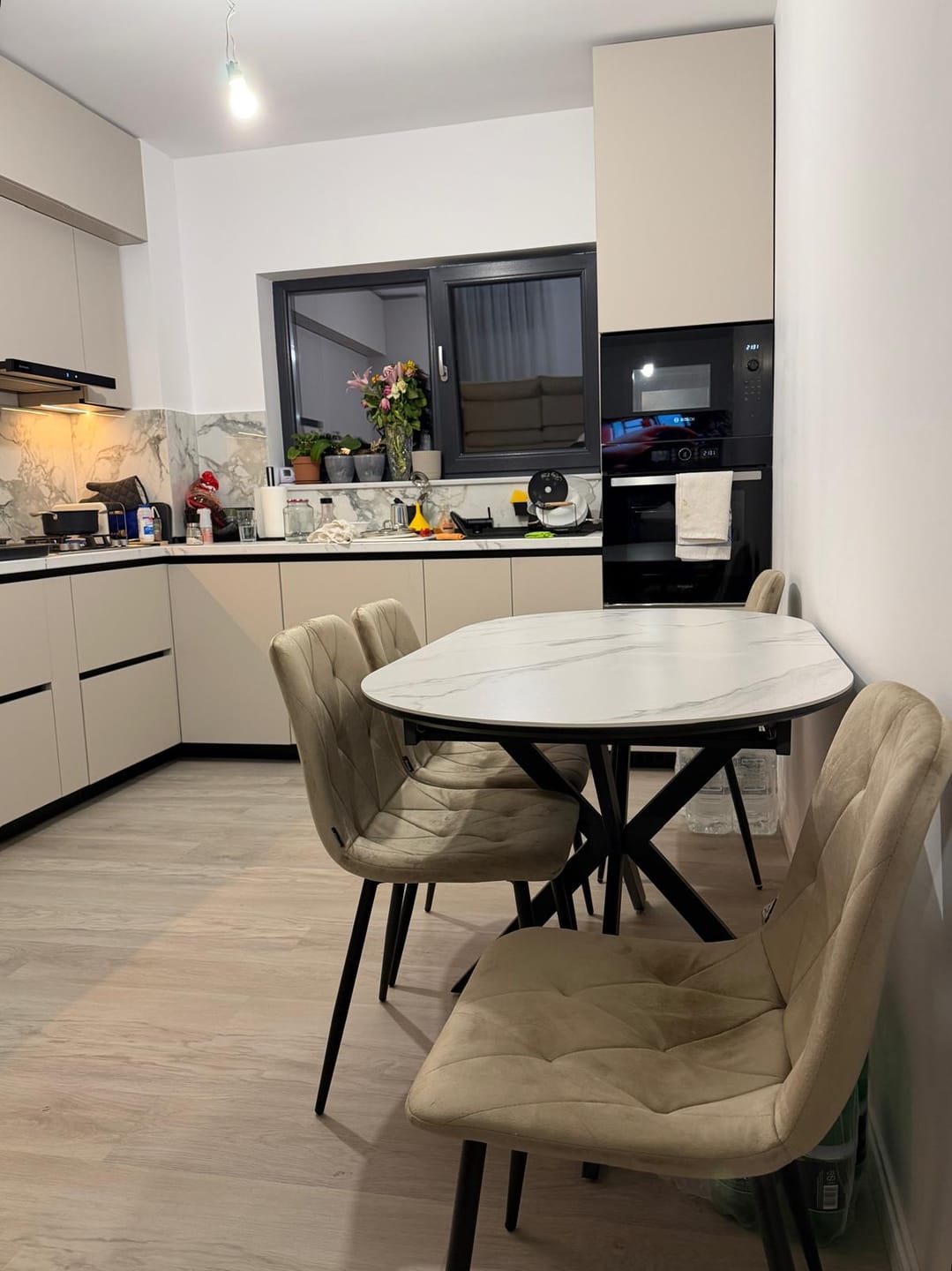 Customer photo review of Masa extensibila pentru sufragerie GASTON, alb/negru, ceramica/metal, 140/180x80x76 cm