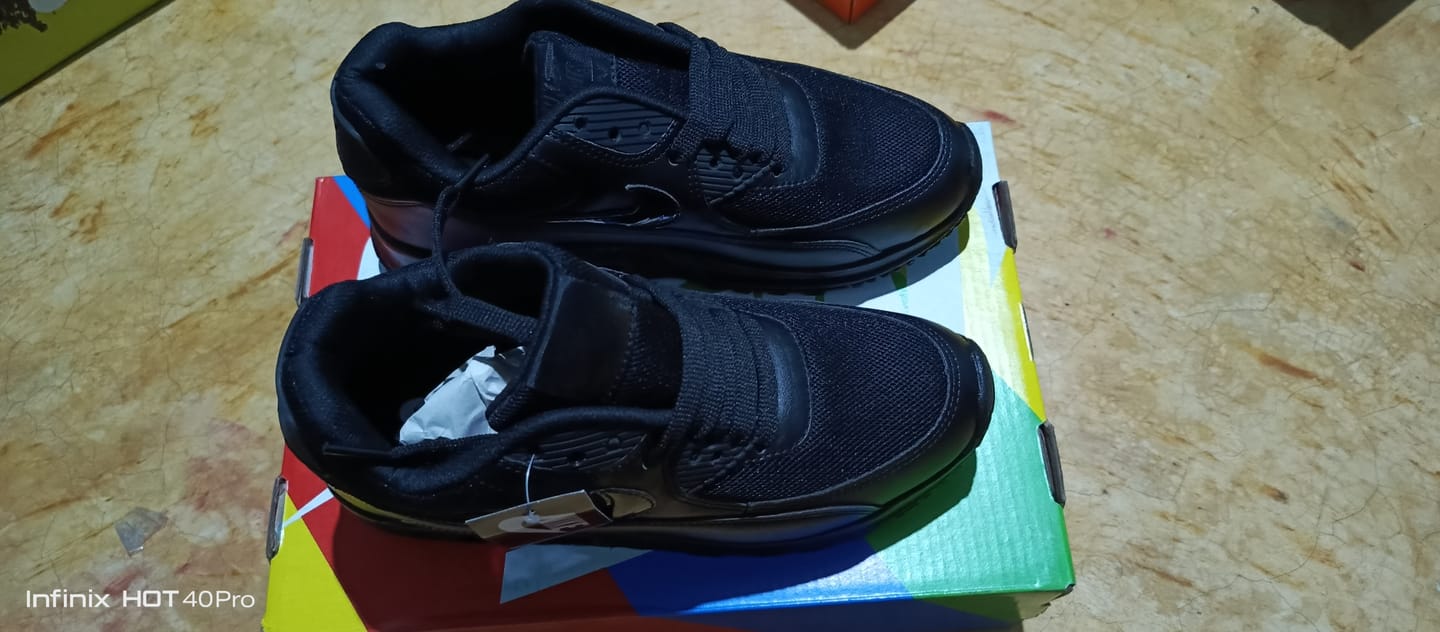 Customer photo review of Tenis Max 90 Negro Total