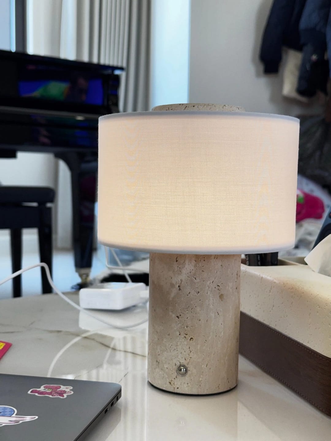 Customer photo review of Lampe de Chevet Sans Fil Tactile en Marbre ou Travertin, Rechargeable avec Variateur et Abat-Jour en Tissu - Isaure