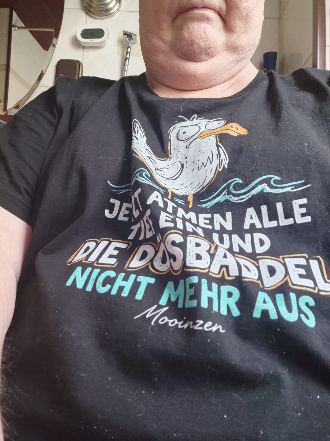 Customer photo review of Jetzt atmen alle ein, Dösbaddel nicht mehr aus   · Herren Premium Bio T-Shirt