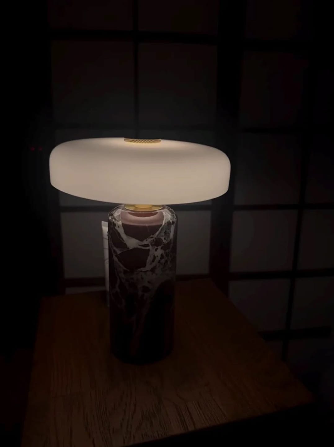 Customer photo review of Lampe de Chevet Sans Fil Champignon en Marbre et Verre Opalin, Tactile et Rechargeable avec Variateur et Finitions Laiton - Églantine