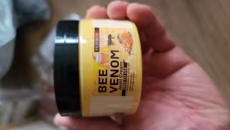 Customer photo review of BeeVita crema para bienestar articular en rodillas, codos y hombros.