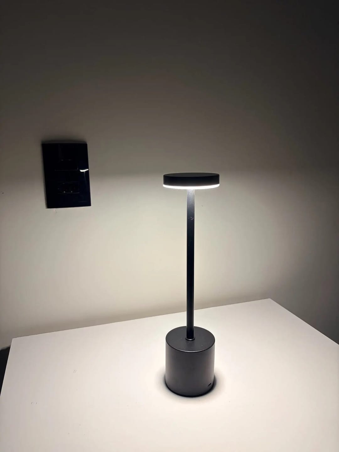 Customer photo review of Lampe à Poser Sans Fil LED Rechargeable, Lampe de Table Tactile Minimaliste à Intensité Variable pour Chevet, Salon et Salle à Manger - Ysaline