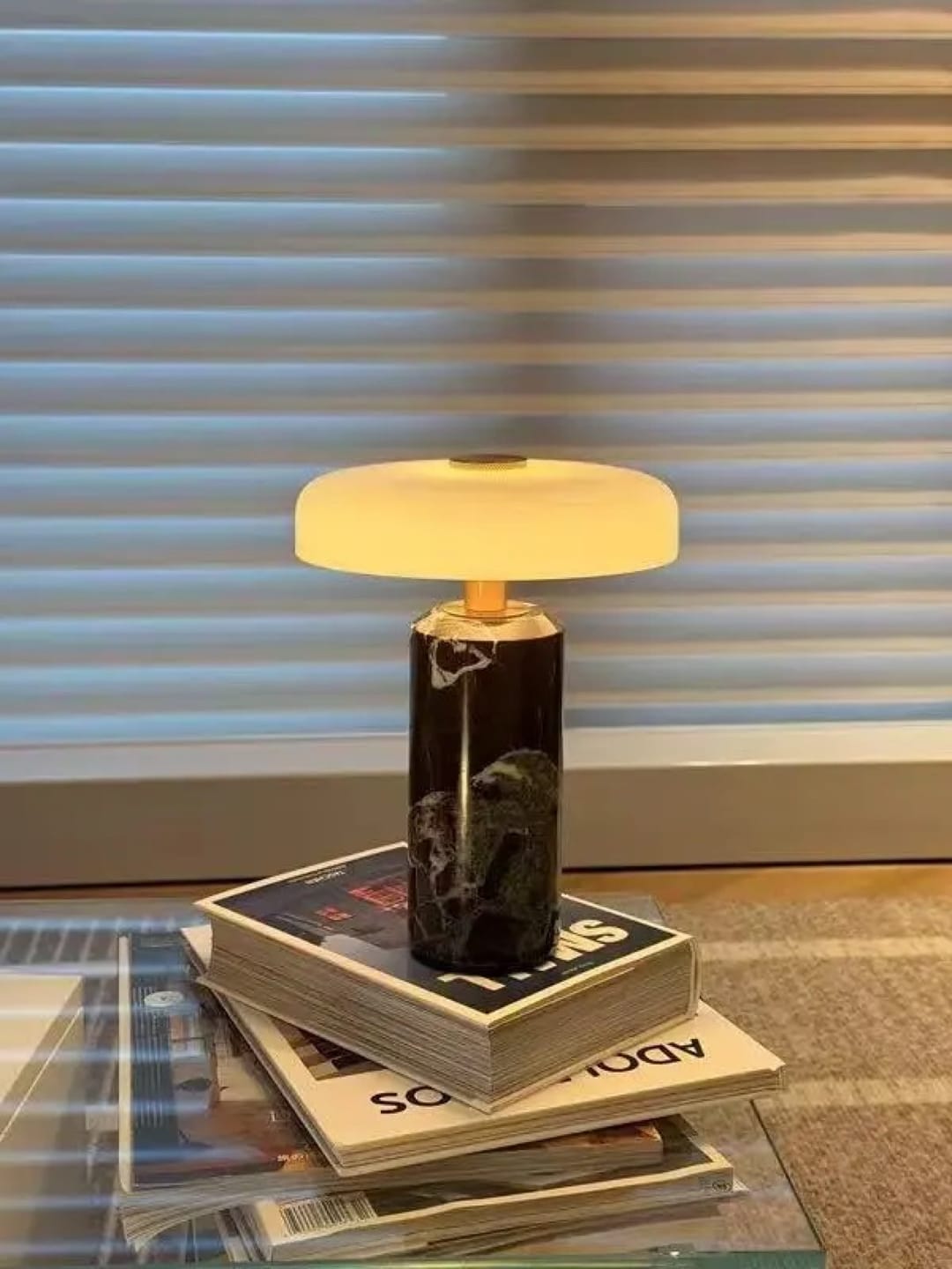 Customer photo review of Lampe de Chevet Sans Fil Champignon en Marbre et Verre Opalin, Tactile et Rechargeable avec Variateur et Finitions Laiton - Églantine