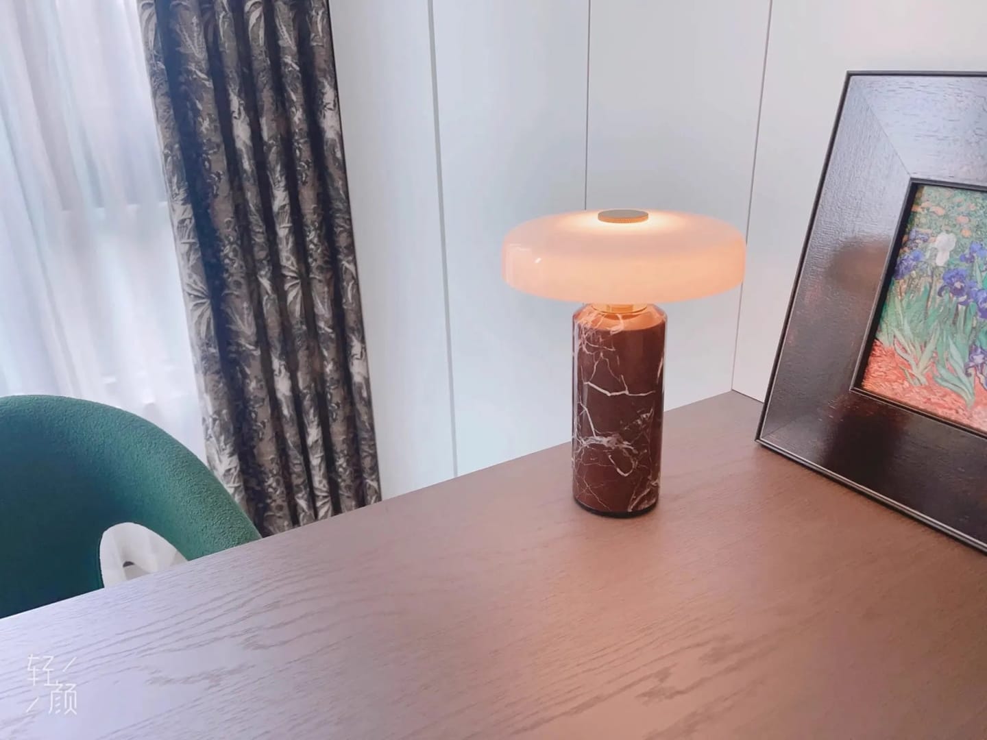 Customer photo review of Lampe de Chevet Sans Fil Champignon en Marbre et Verre Opalin, Tactile et Rechargeable avec Variateur et Finitions Laiton - Églantine