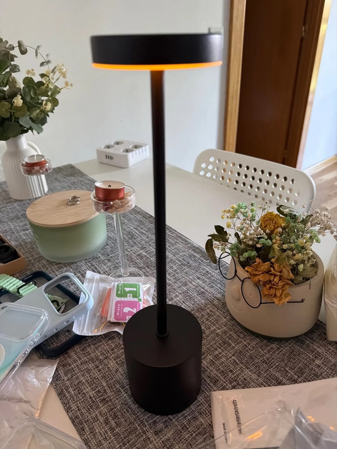 Customer photo review of Lampe à Poser Sans Fil LED Rechargeable, Lampe de Table Tactile Minimaliste à Intensité Variable pour Chevet, Salon et Salle à Manger - Ysaline