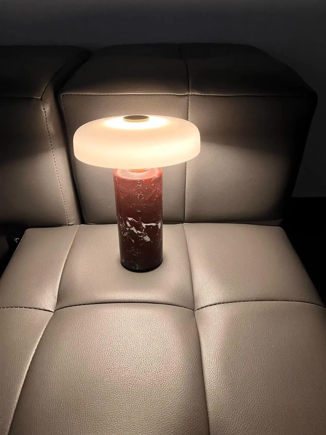 Customer photo review of Lampe de Chevet Sans Fil Champignon en Marbre et Verre Opalin, Tactile et Rechargeable avec Variateur et Finitions Laiton - Églantine