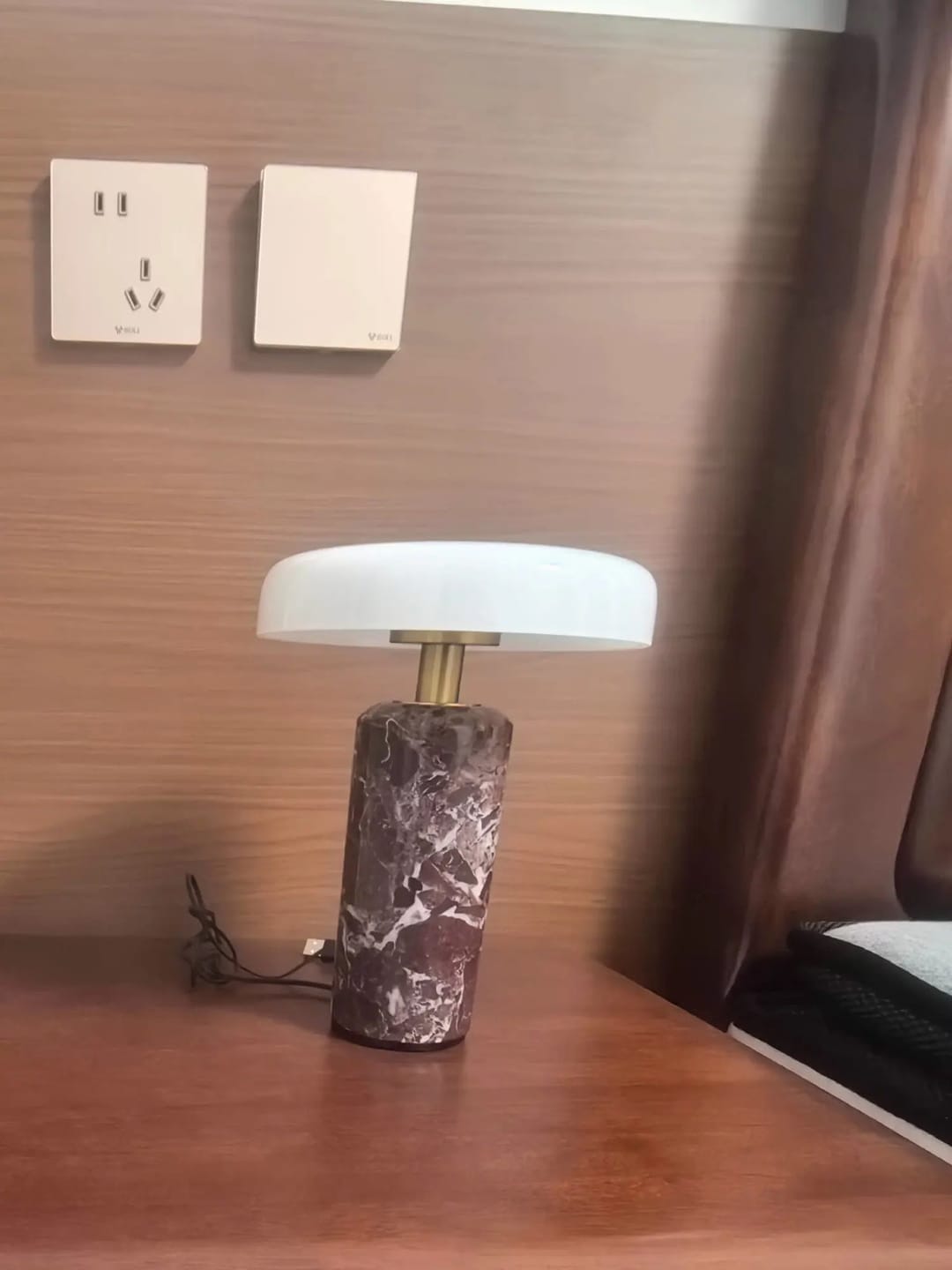 Customer photo review of Lampe de Chevet Sans Fil Champignon en Marbre et Verre Opalin, Tactile et Rechargeable avec Variateur et Finitions Laiton - Églantine