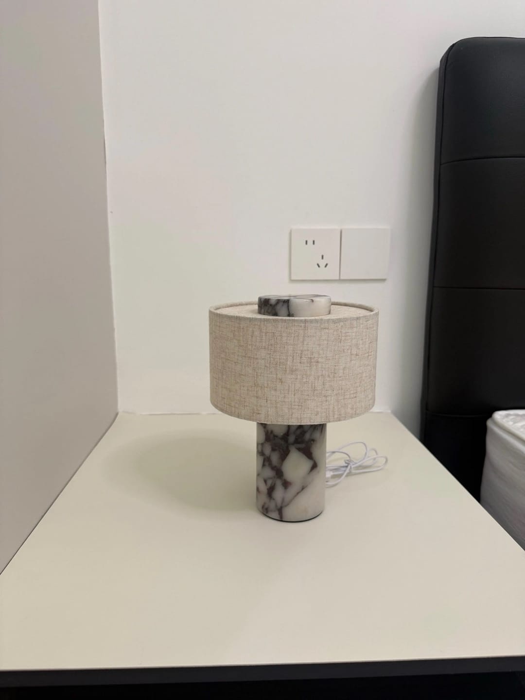 Customer photo review of Lampe de Chevet Sans Fil Tactile en Marbre ou Travertin, Rechargeable avec Variateur et Abat-Jour en Tissu - Isaure