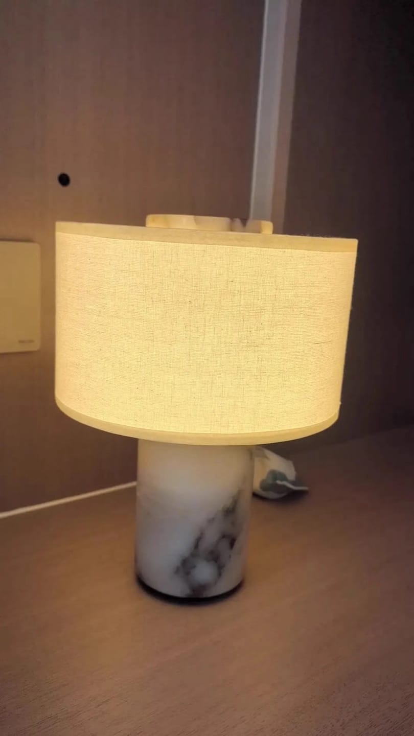 Customer photo review of Lampe de Chevet Sans Fil Tactile en Marbre ou Travertin, Rechargeable avec Variateur et Abat-Jour en Tissu - Isaure