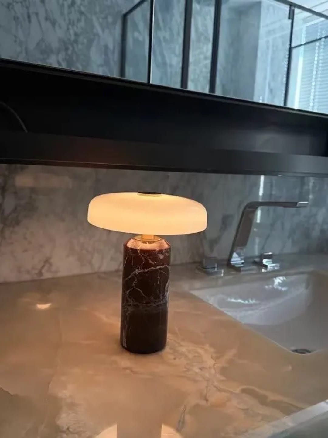 Customer photo review of Lampe de Chevet Sans Fil Champignon en Marbre et Verre Opalin, Tactile et Rechargeable avec Variateur et Finitions Laiton - Églantine
