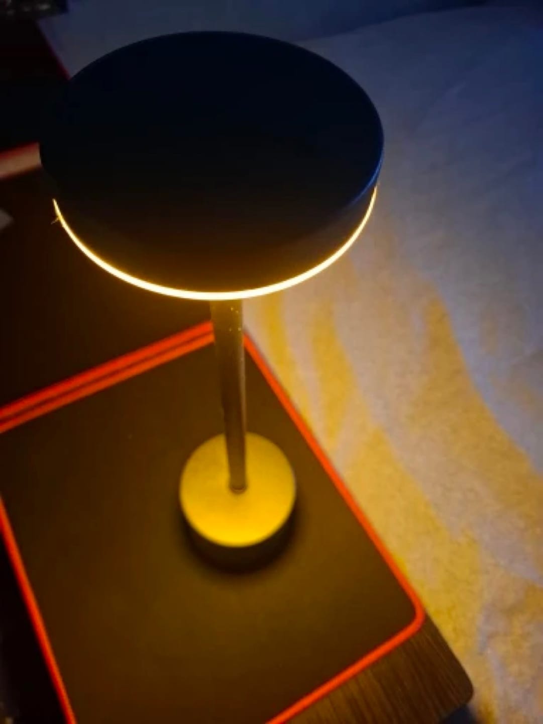 Customer photo review of Lampe à Poser Sans Fil LED Rechargeable, Lampe de Table Tactile Minimaliste à Intensité Variable pour Chevet, Salon et Salle à Manger - Ysaline